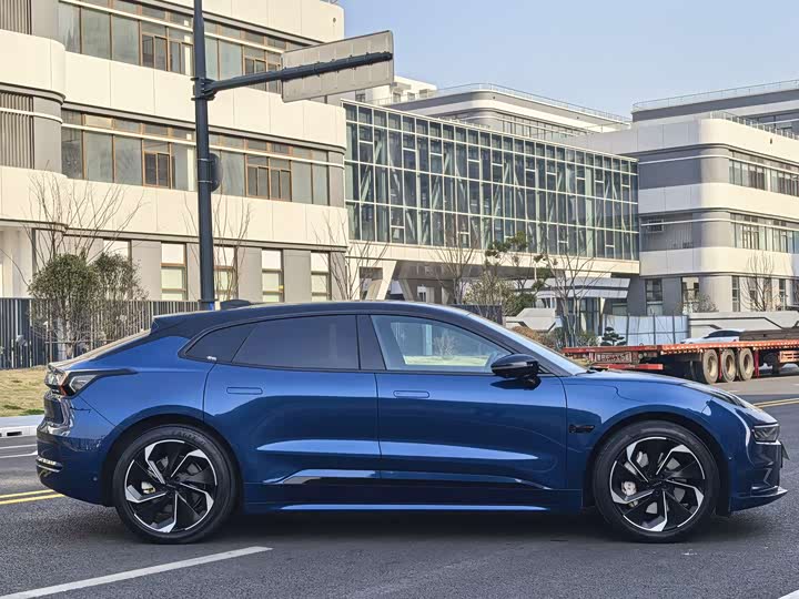 Фото 9 - Zeekr 001