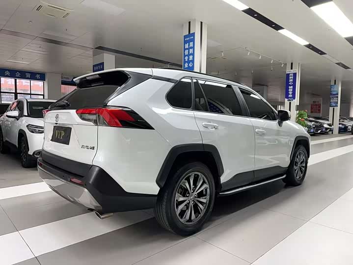 Фото 3 - Toyota RAV4