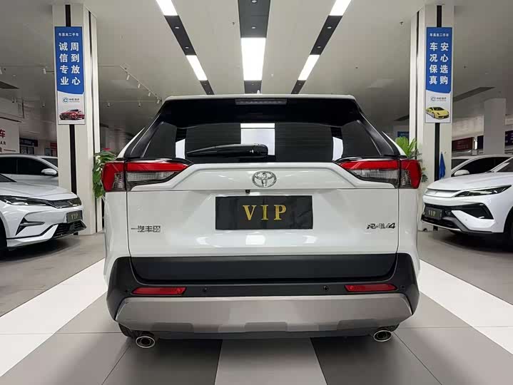 Фото 4 - Toyota RAV4