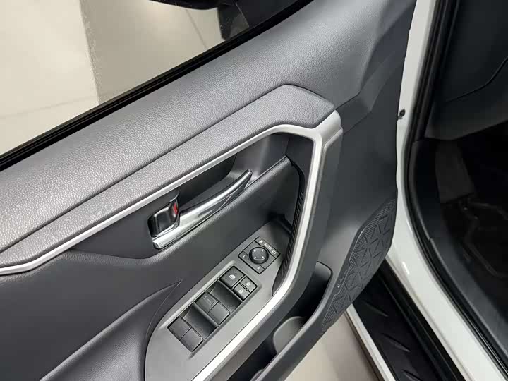 Фото 8 - Toyota RAV4