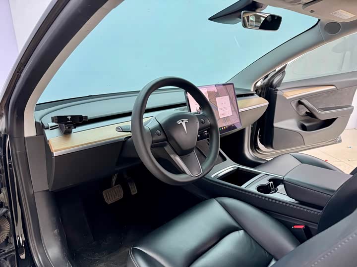 Фото 6 - Tesla Model 3