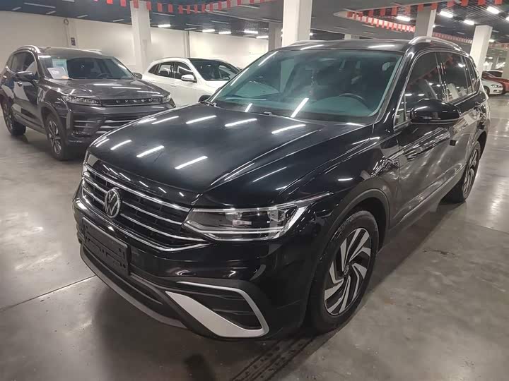 Фото 2 - Volkswagen Tiguan L Pro