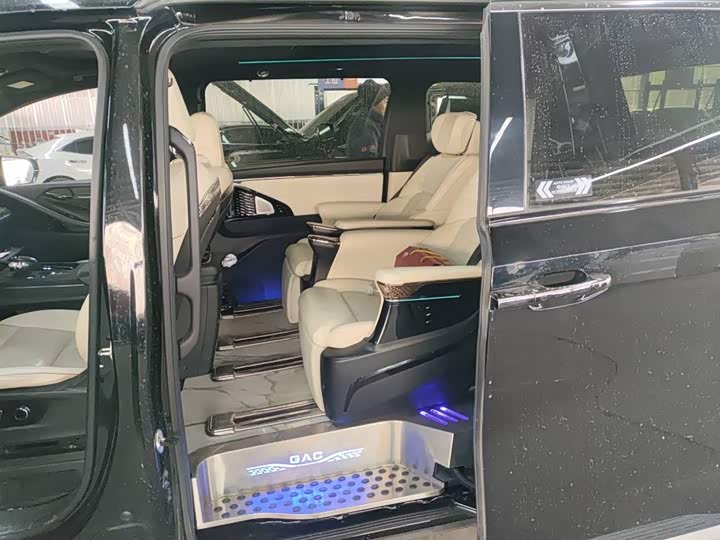 Фото 2 - GAC Trumpchi M8