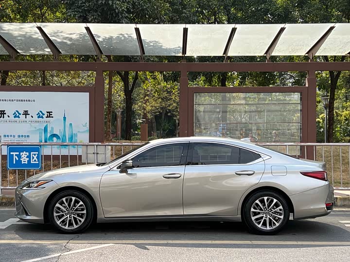 Фото 2 - Lexus ES