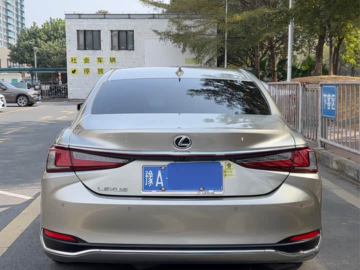 Фото 3 - Lexus ES