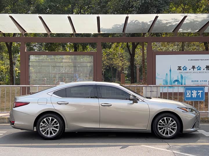Фото 4 - Lexus ES