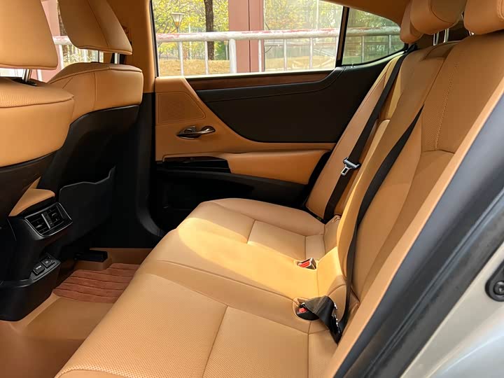 Фото 9 - Lexus ES