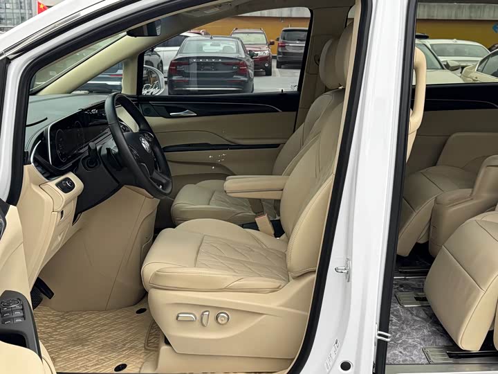 Фото 6 - Buick GL8 ES