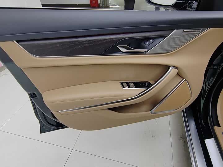 Фото 4 - Jaguar XF L