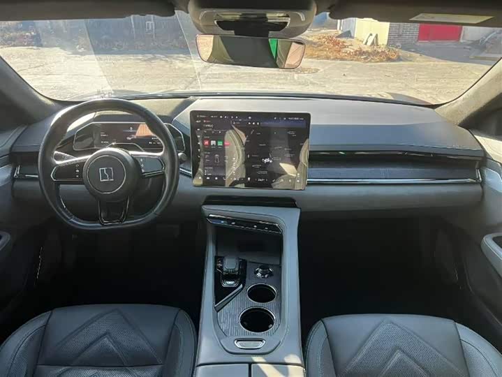 Фото 6 - Zeekr 001