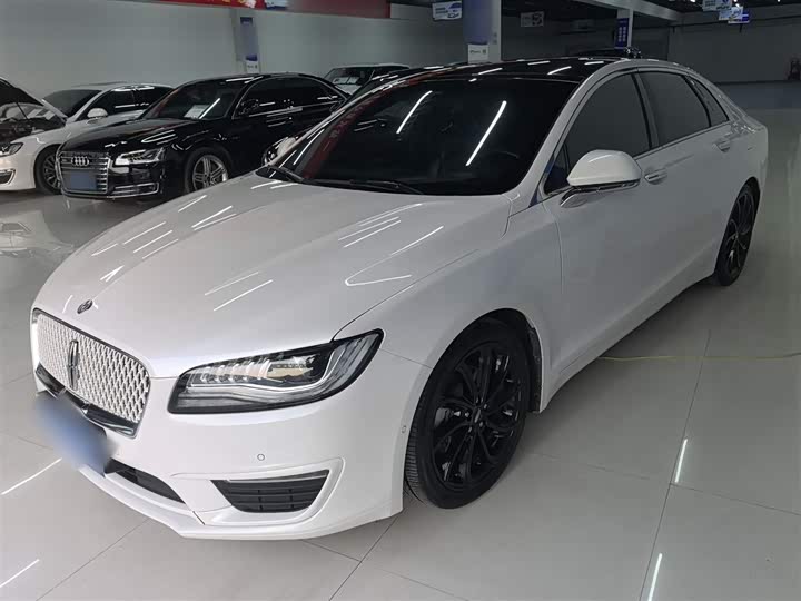 Фото 2 - Lincoln MKZ