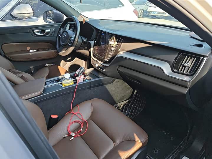 Фото 8 - Volvo XC60