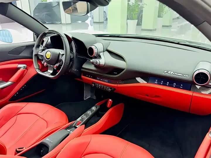 Фото 7 - Ferrari F8