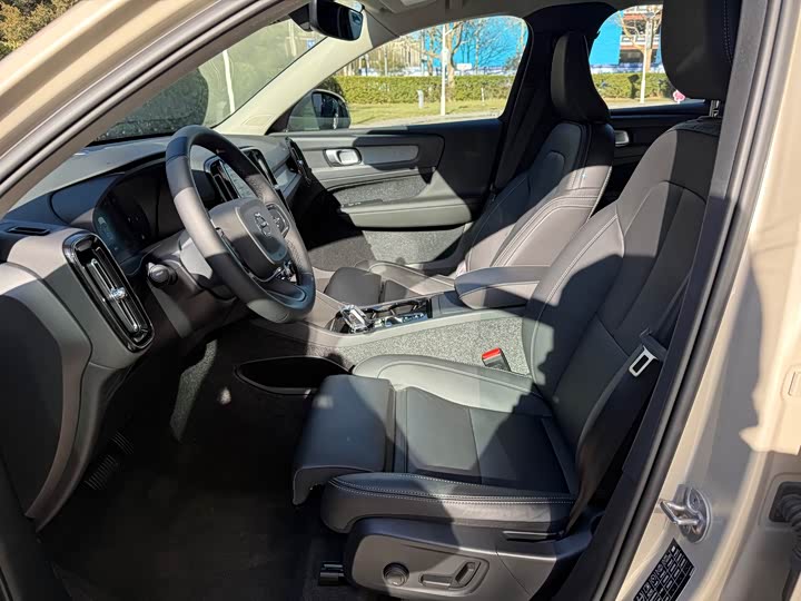 Фото 8 - Volvo XC40