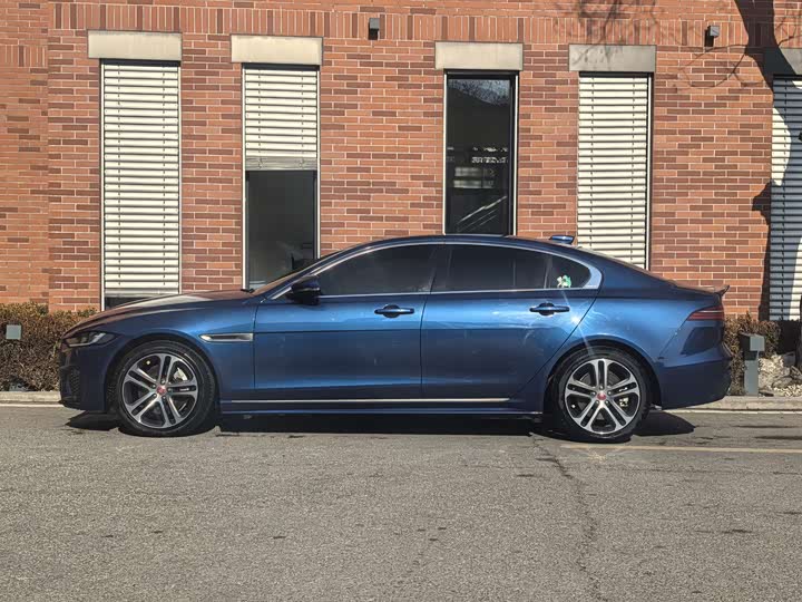 Фото 2 - Jaguar XE L
