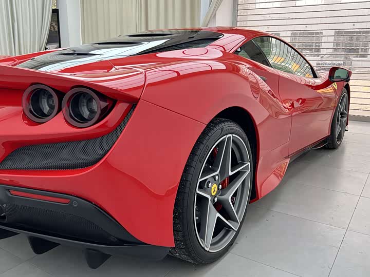 Фото 2 - Ferrari F8