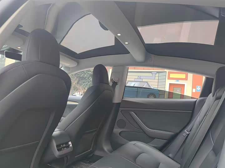 Фото 8 - Tesla Model 3