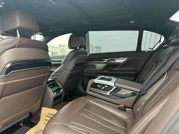 Фото 3 - BMW 7 Series