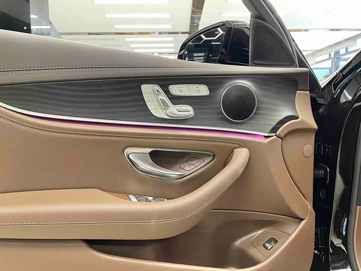 Фото 5 - Mercedes-Benz E-Class