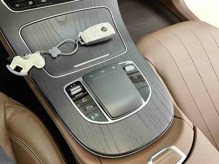 Фото 7 - Mercedes-Benz E-Class