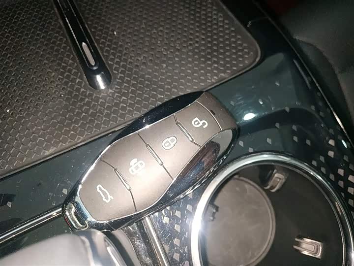 Фото 9 - Hongqi HS3 Hybrid