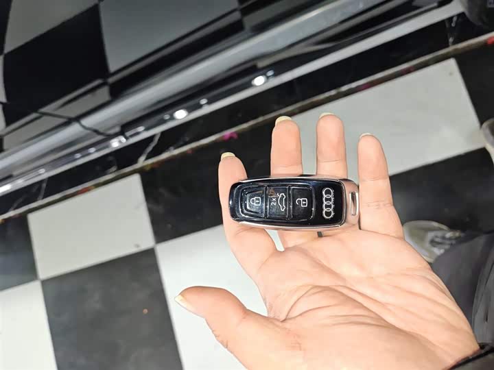 Фото 9 - Audi Q7