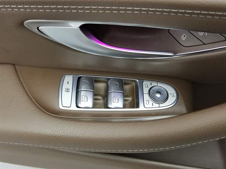 Фото 9 - Mercedes-Benz E-Class