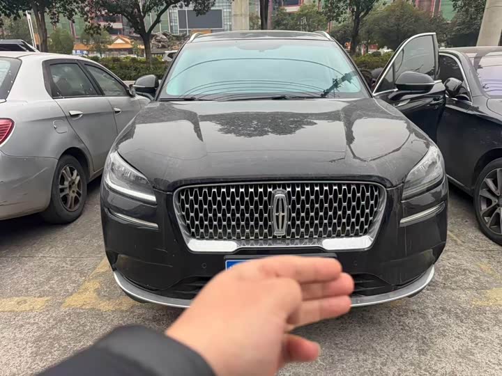 Фото 1 - Lincoln Corsair