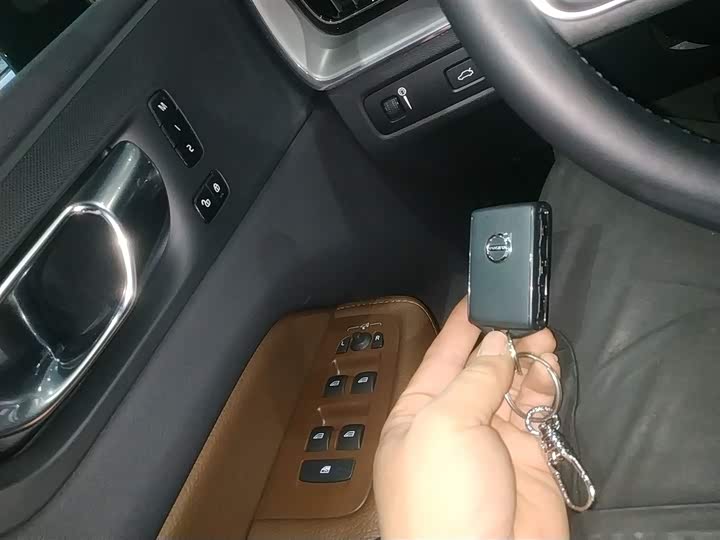 Фото 9 - Volvo XC60