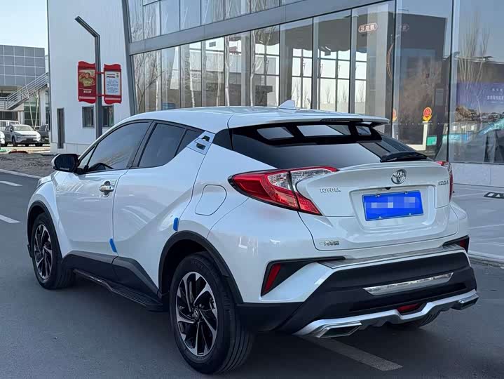 Фото 9 - Toyota Izoa