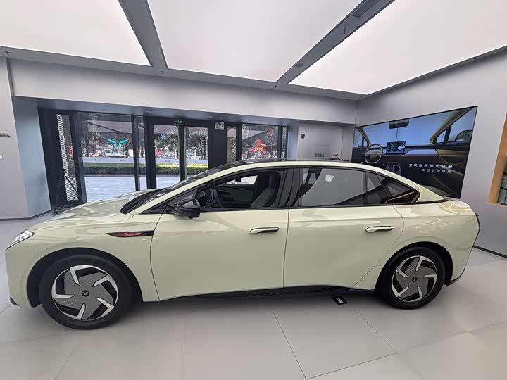 Фото 8 - Hongqi EH7