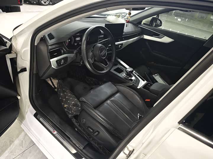 Фото 2 - Audi A4L