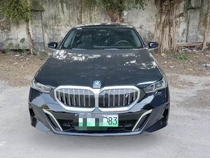 Фото 2 - BMW i5