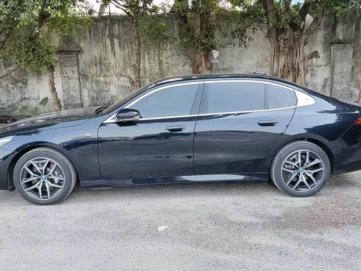 Фото 5 - BMW i5