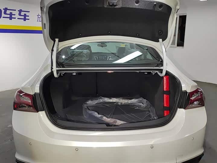 Фото 4 - Chevrolet Malibu XL