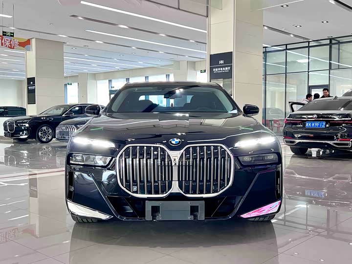 Фото 2 - BMW 7 Series