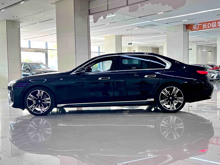 Фото 3 - BMW 7 Series