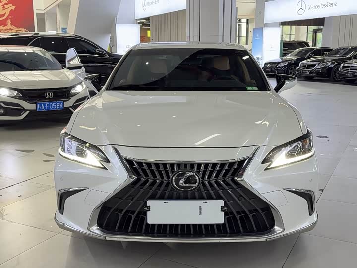 Фото 2 - Lexus ES