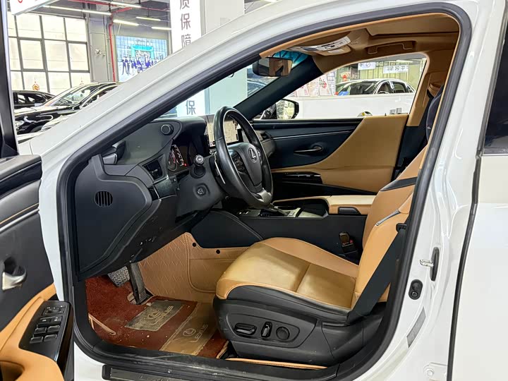 Фото 6 - Lexus ES