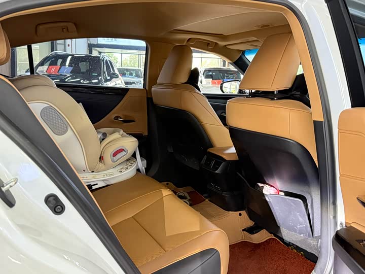 Фото 7 - Lexus ES