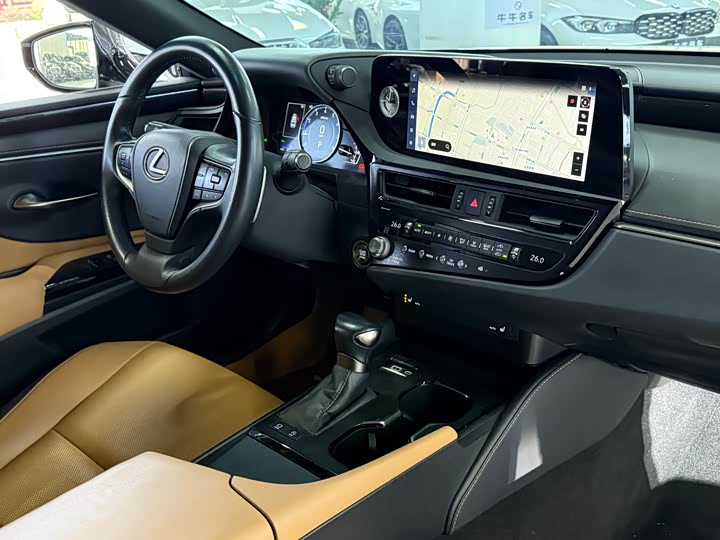 Фото 8 - Lexus ES