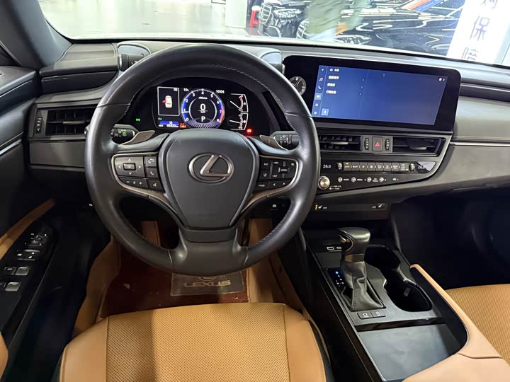 Фото 9 - Lexus ES