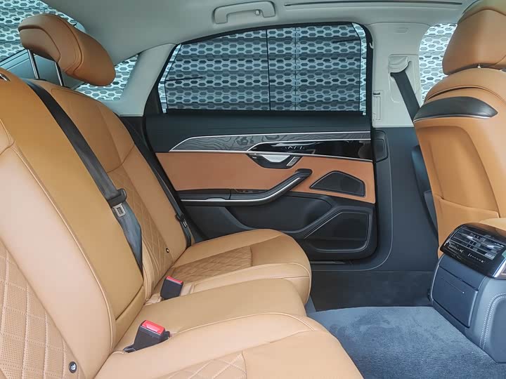 Фото 4 - Audi A8