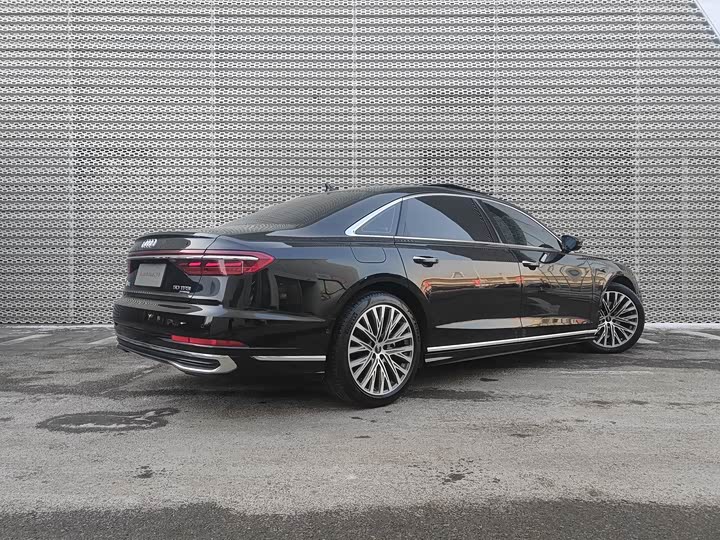 Фото 8 - Audi A8