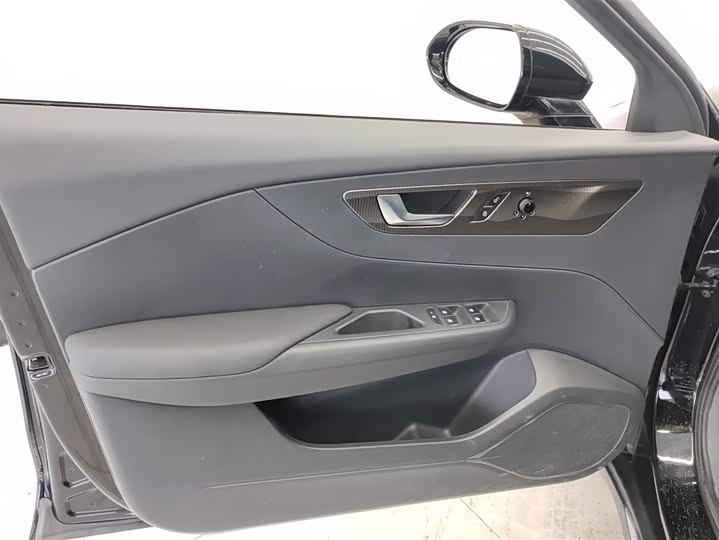 Фото 7 - Hongqi E-QM5