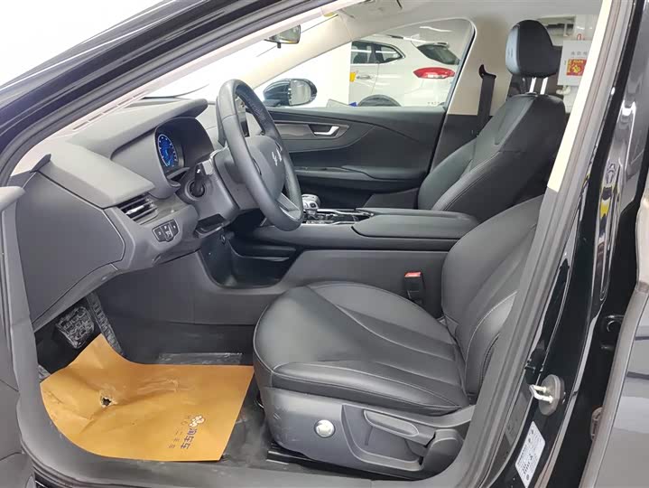 Фото 9 - Hongqi E-QM5