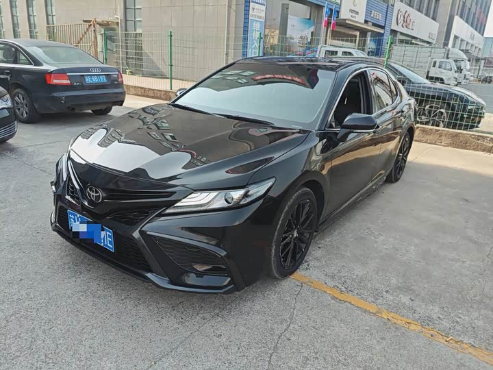 Фото 1 - Toyota Camry