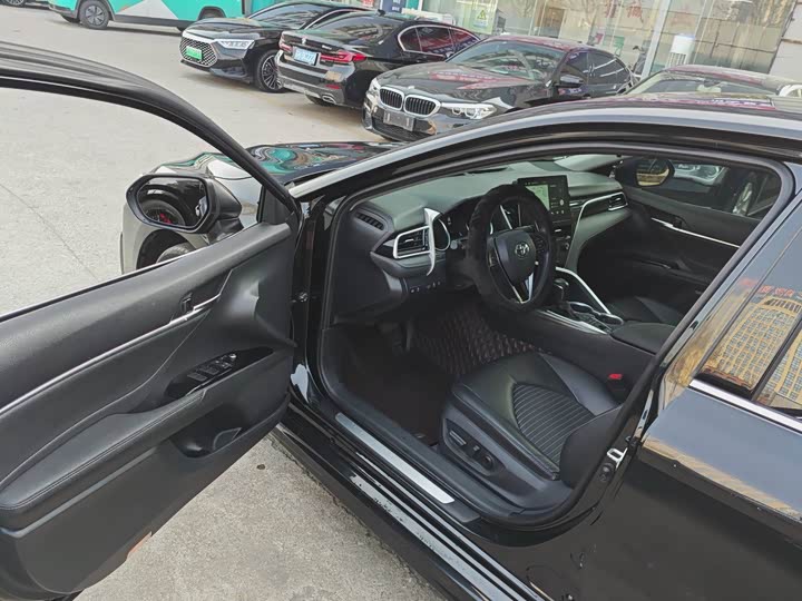 Фото 4 - Toyota Camry