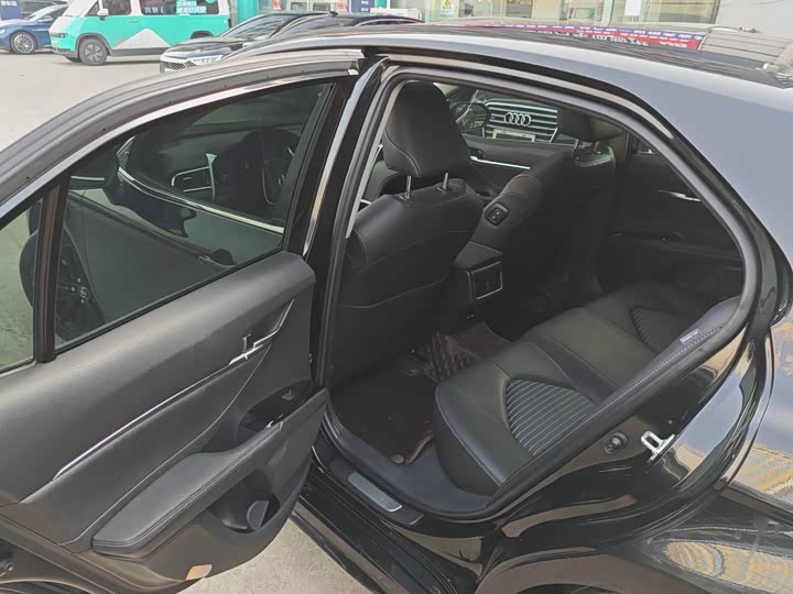 Фото 5 - Toyota Camry