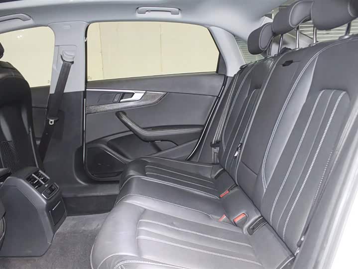 Фото 8 - Audi A4L